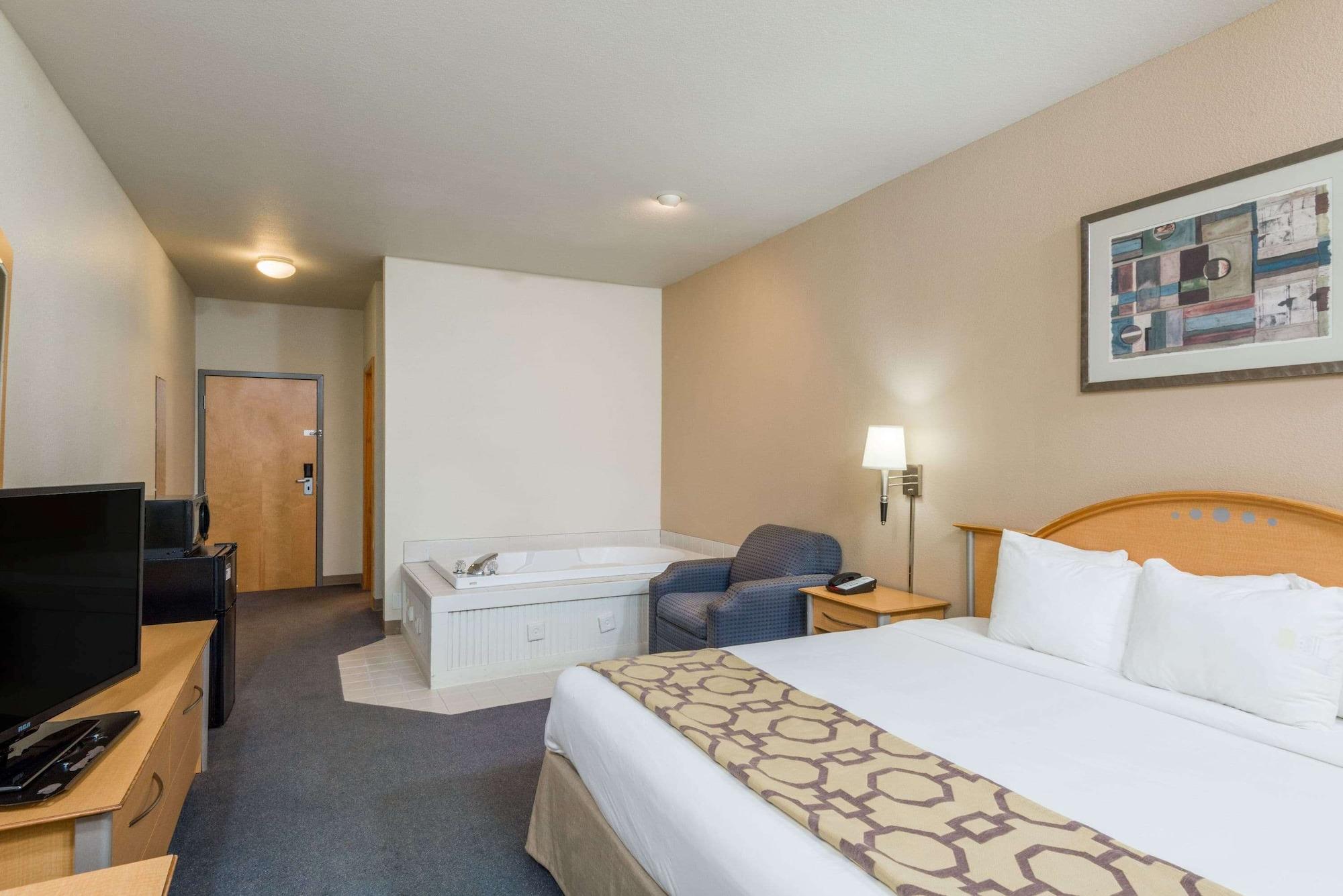 Baymont By Wyndham Noblesville Exterior photo